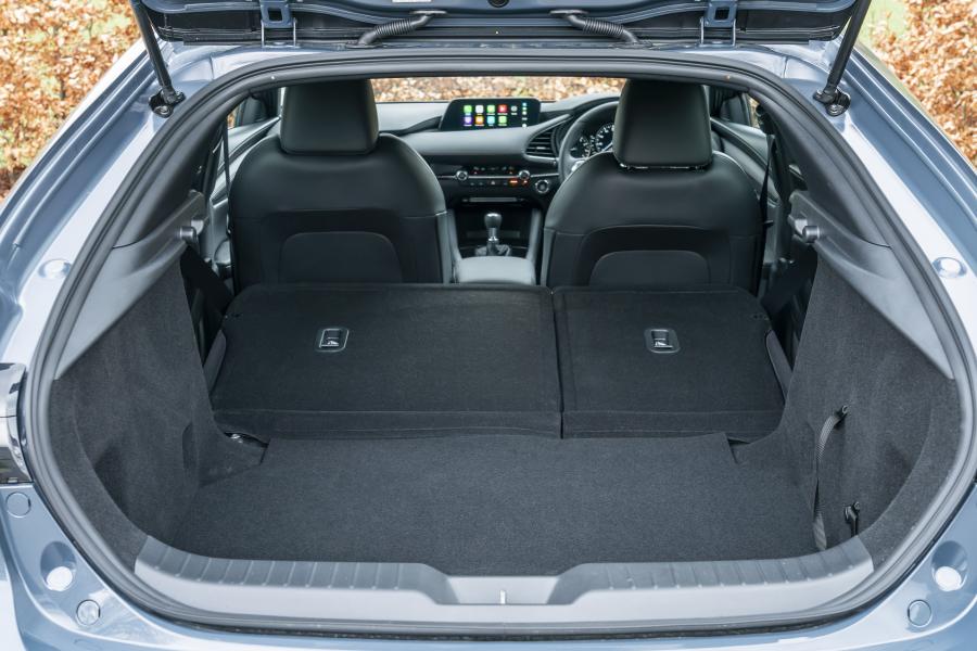 Багажник Mazda3 Skyactiv-G GT Sport Hatchback 2019 года  (UK) (фото 54 из 83)